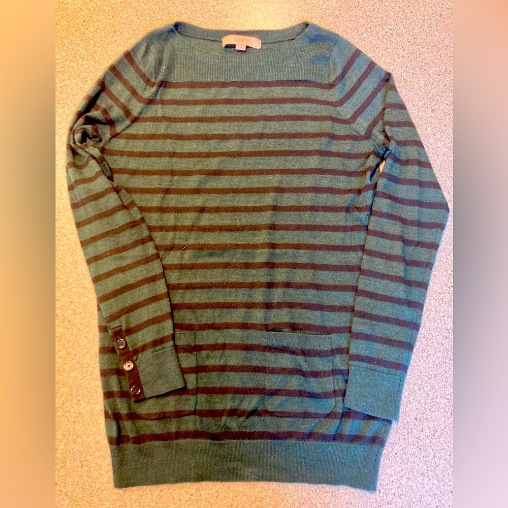 Loft Rayon Blend long-sleeved sweater tunic with pockets and sleeve buttons.